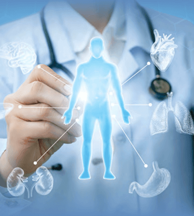 Imagen de una médica señalando una figura del cuerpo humano de la cual emergen líneas que apuntan a seis órganos: corazón, pulmones, riñones, hígado y cerebro. La médica tiene un estetoscopio congado del cuello.